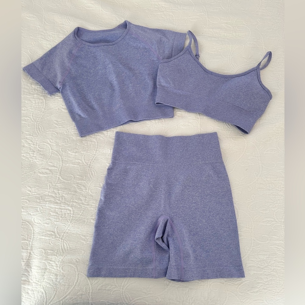 IWEMEK Women Seamless Athletic Outfit with 3 Pieces